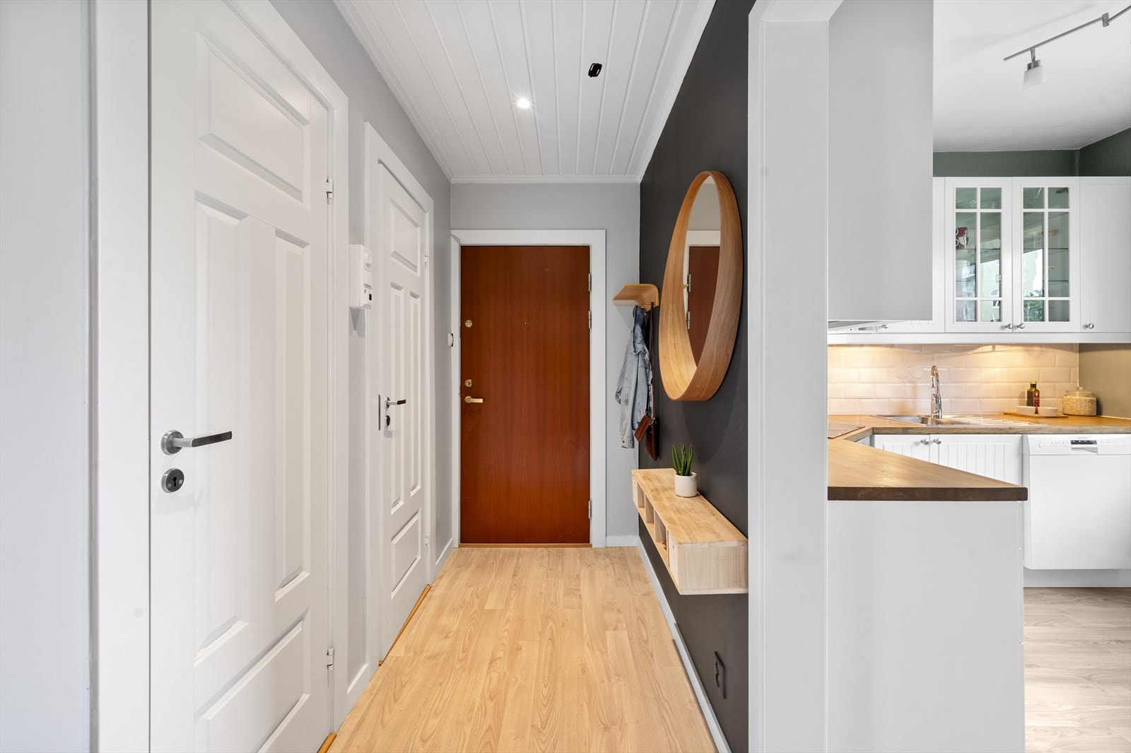 I 2022 ble spotter installert i gangen av elektrikergruppen, og det er panel i taket Galleribilde