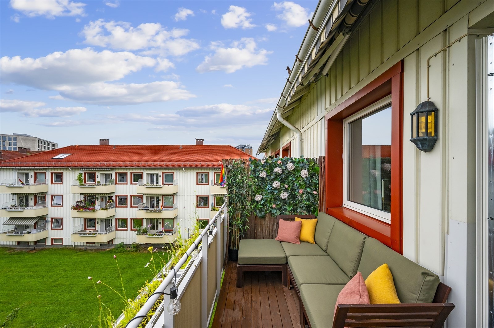 Balkongen er en vestvendt uteplass på ca. 8 m², med betongkonstruksjon og terrassebord på gulvet. Galleribilde