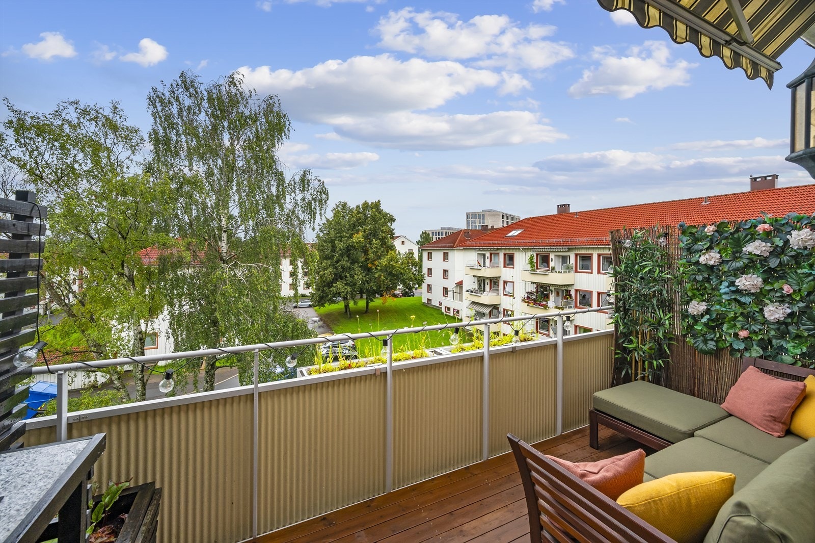 Balkongen gir et fritt utsyn mot grønne fellesområder Galleribilde