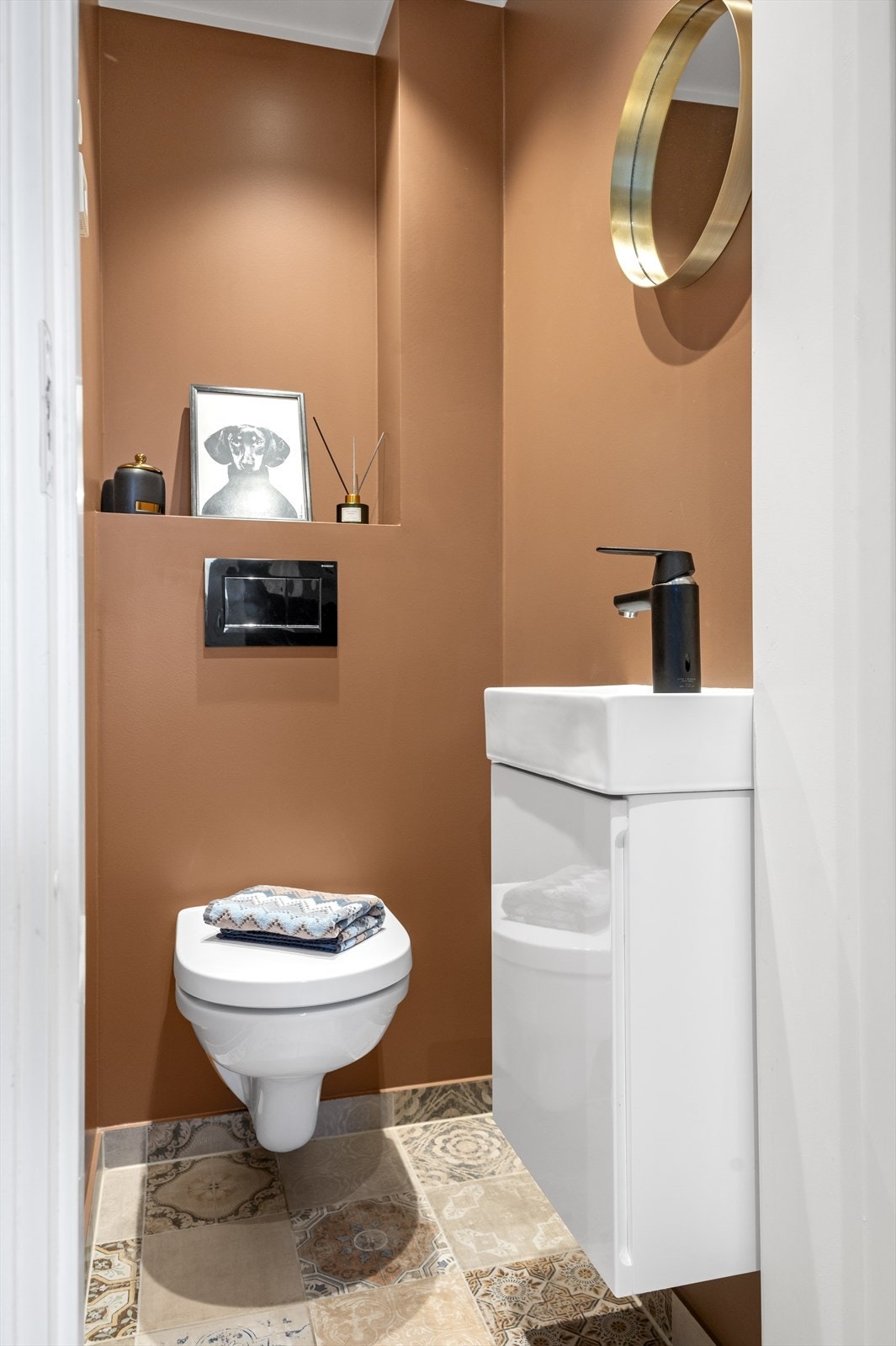 Toalettrommet ble også renovert i 2019, og har himling med malte plater og innfelte downlights. Elektrisk gulvarme på gulv. Galleribilde