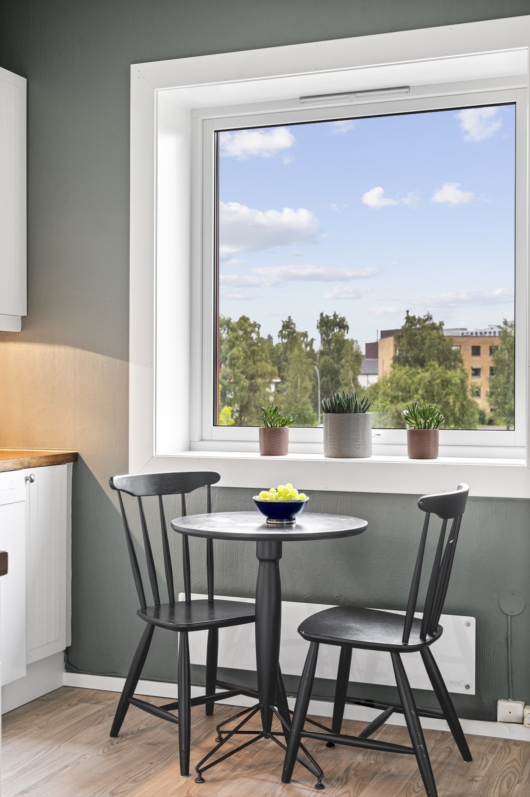 Ved vindu er det plass til å innrede med frokostbord. Galleribilde