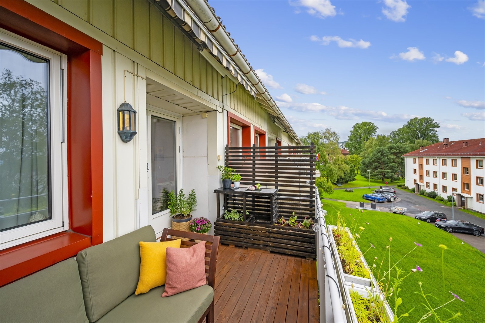 Her har det blitt montert en levegg med blomsterkasser, og gulvet er pusset og beiset for å gi en vedlikeholdt overflate Galleribilde