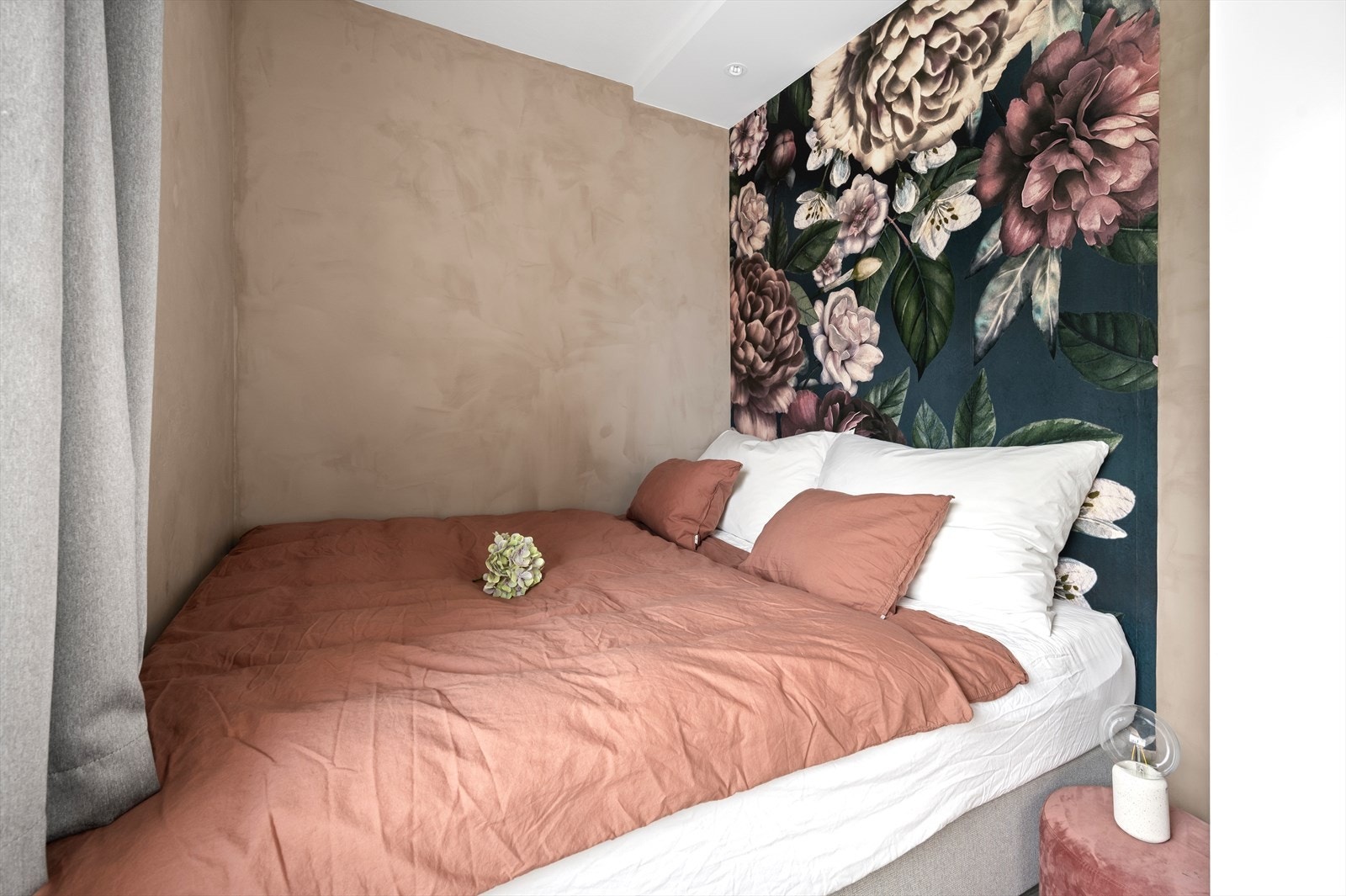 Soverom 2 ble oppusset i mars 2022, inkludert lydisolering med Glava og to lag gips på veggene mot naborom og bad Galleribilde