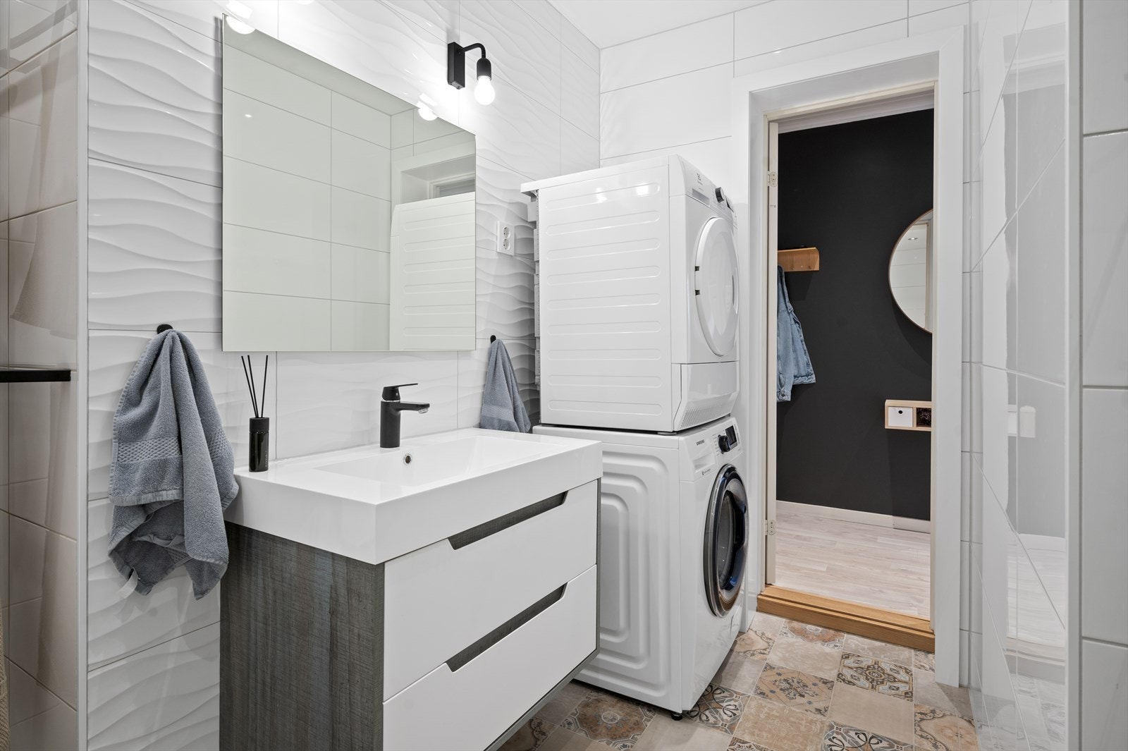 Veggene er flislagt, og gulvet har lekre fliser med elektrisk gulvvarme under Galleribilde