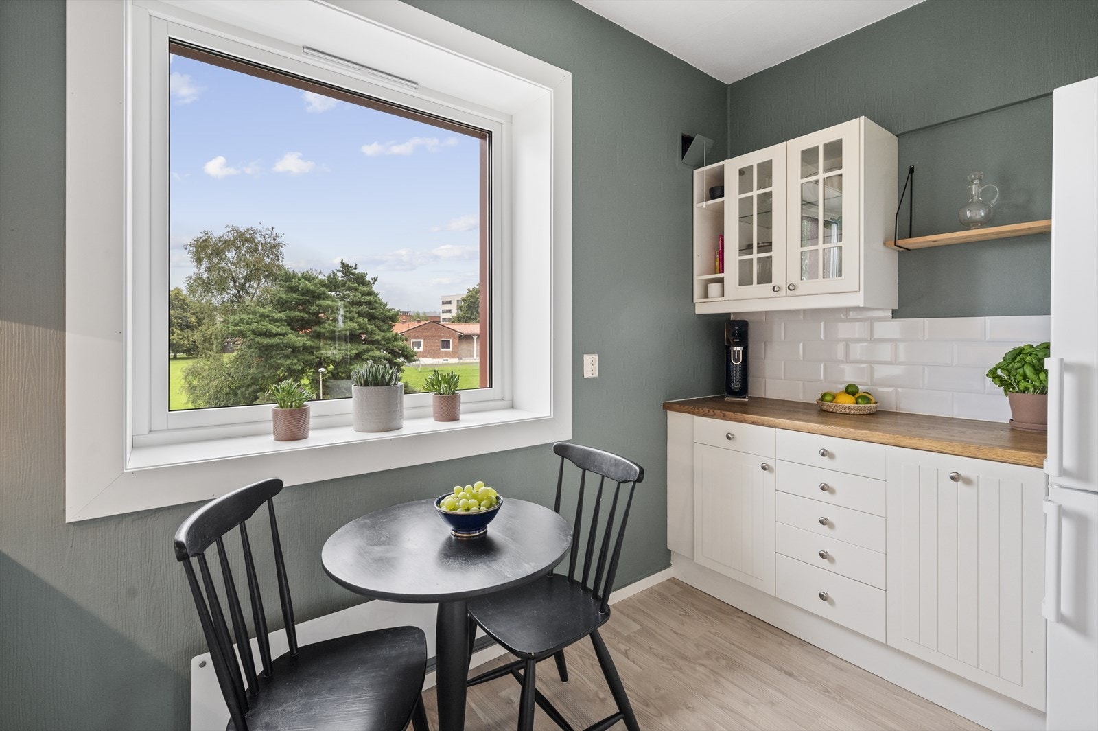 Benkeplatene ble slipt og lakket, og nye fliser ble montert over kjøkkenbenken samme år Galleribilde