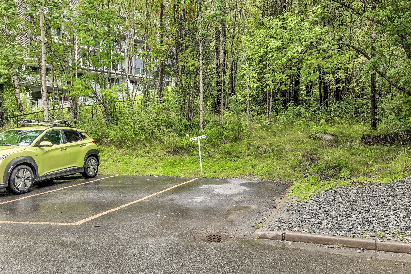 Ny eier får disponere egen parkeringsplass. Galleribilde