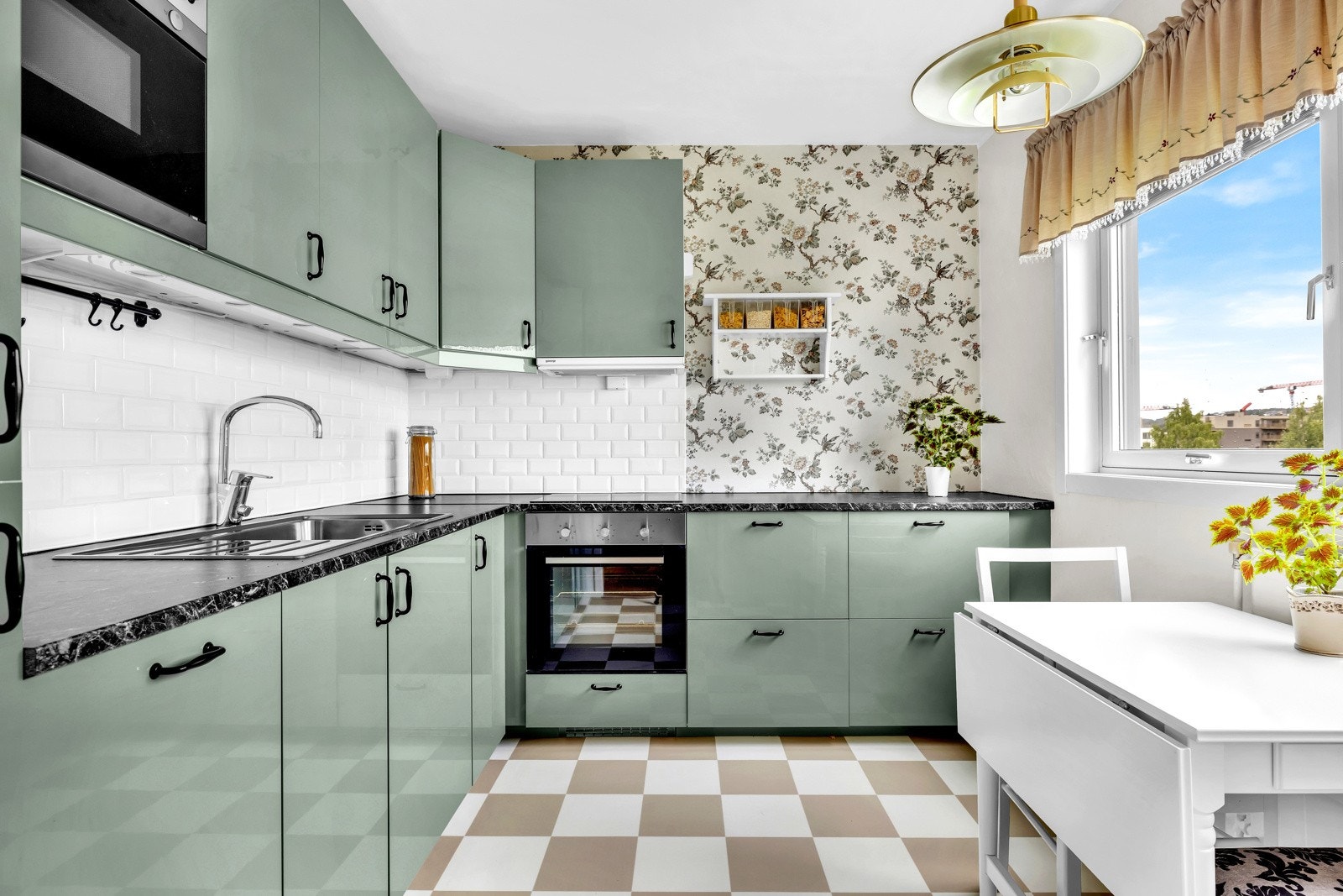 Dette er en stilig 3-roms toppleilighet med sjarm og særpreg. Galleribilde