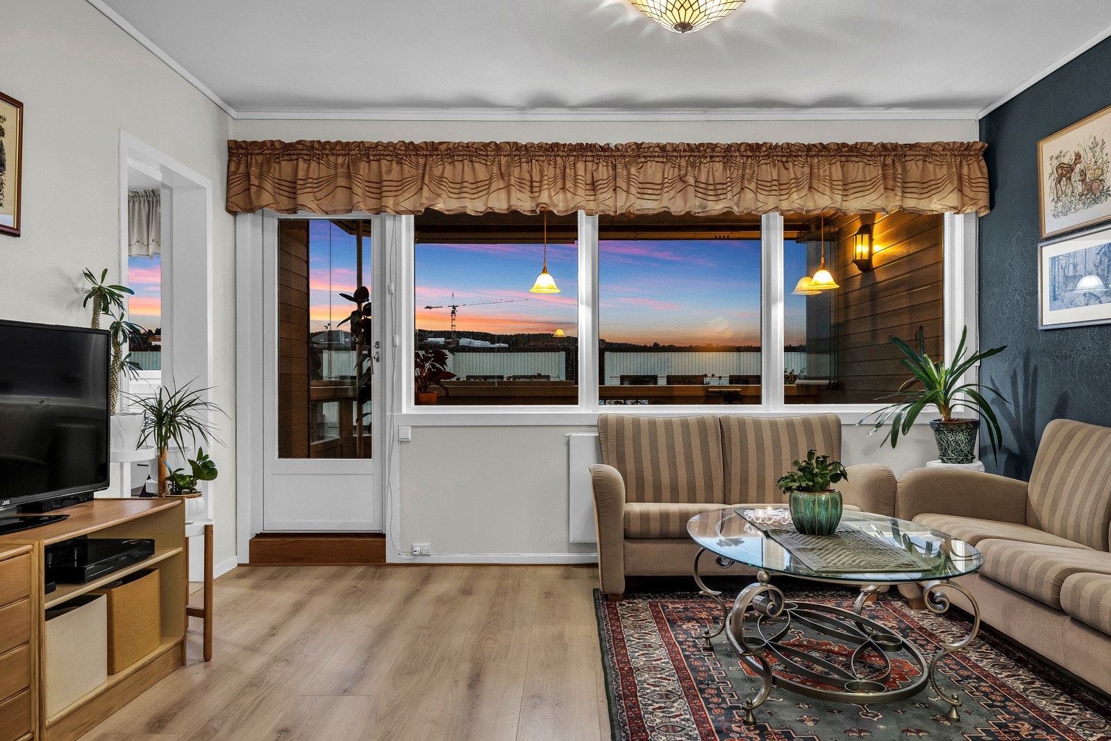 Fra stuen er det adkomst til en innglasset balkong på ca. 11 kvm - en herlig forlengelse av leiligheten. Galleribilde