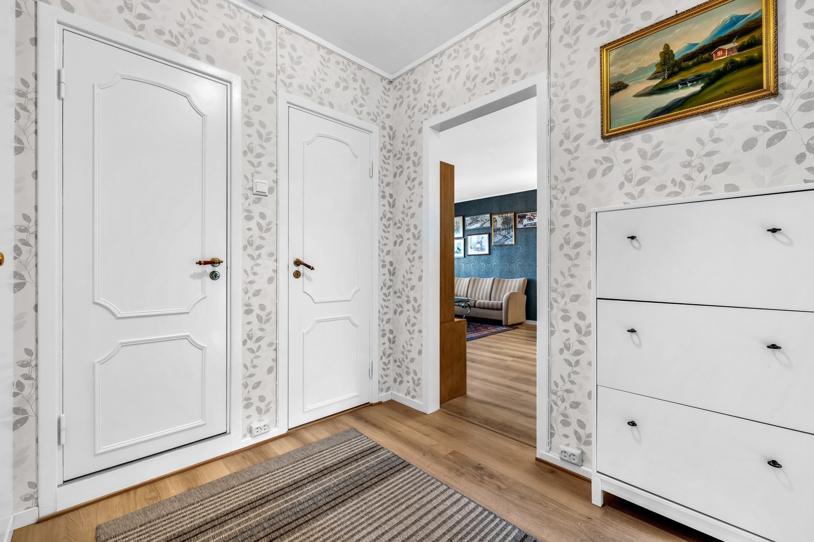 Fra entréen er det adkomst til baderommet og toalettrommet. Galleribilde