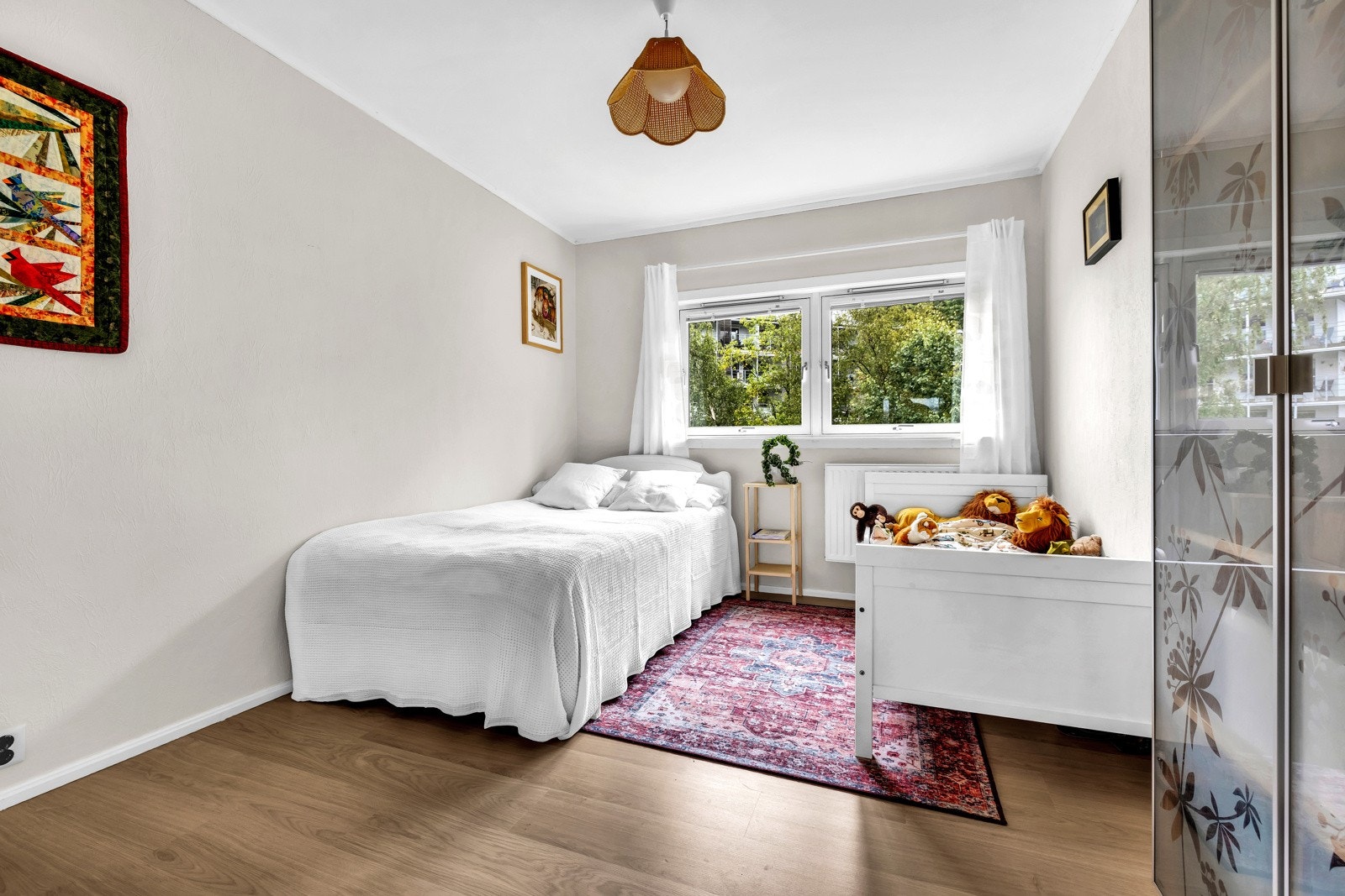 Her er det god plass til dobbeltseng, nattbord, kommode og annet ønskelig soveromsmøblement. Galleribilde