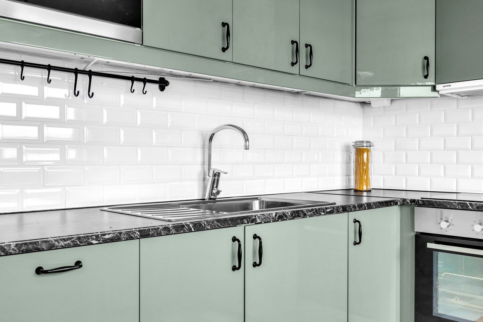 Kjøkkenet har glatte fronter og laminat benkeplate. Galleribilde