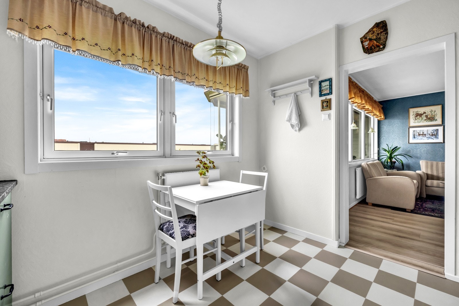 På kjøkkenet er det også plass til et koselig frokostbord der morgenkaffen kan nytes. Galleribilde