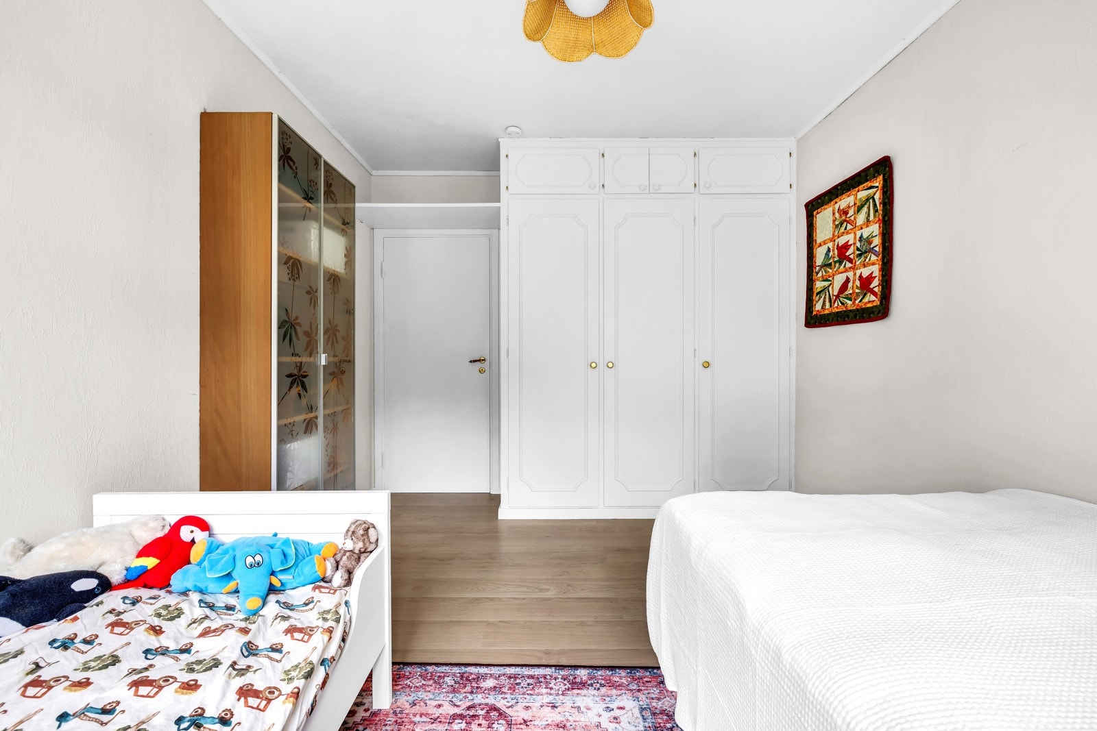 Soverommet har innebygde garderobeskap for oppbevaring. Galleribilde