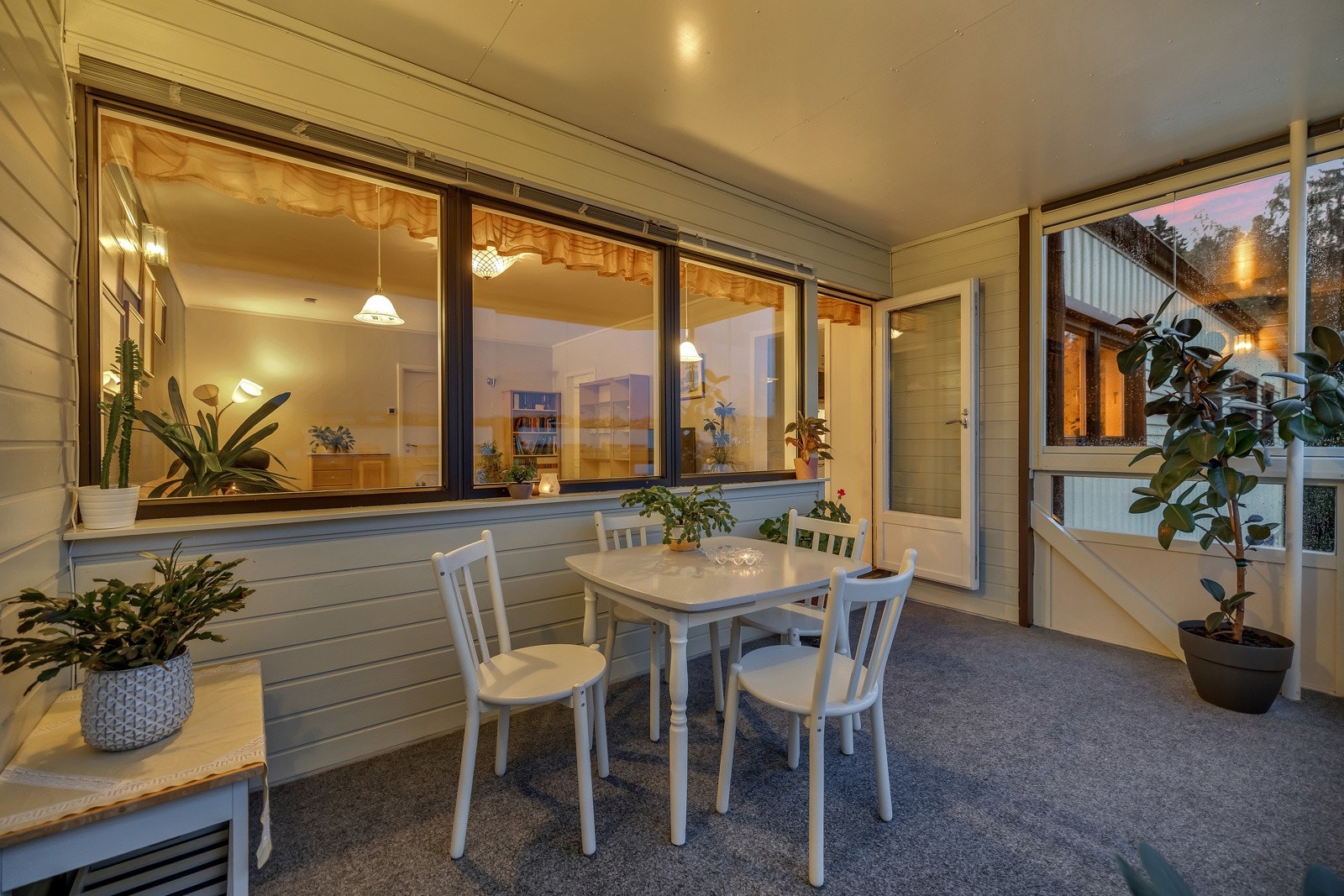 Ettersom balkongen er innglasset kan den nytes store deler av året. Galleribilde