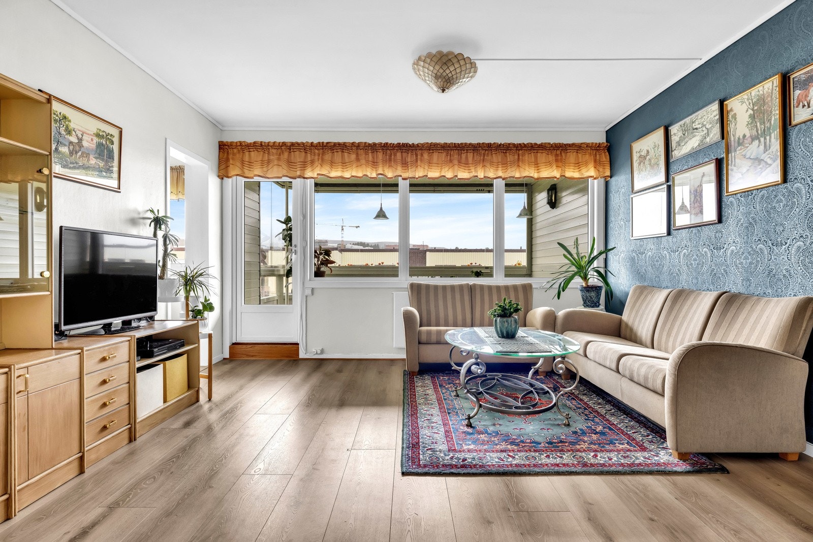 Her er det store vindusflater som gir rikelig med naturlig lysinnslipp. Galleribilde