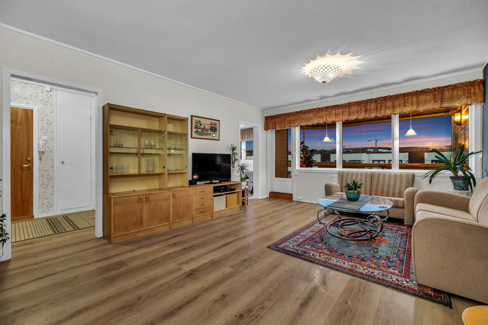 Stuen oppleves åpen og sosial. Galleribilde