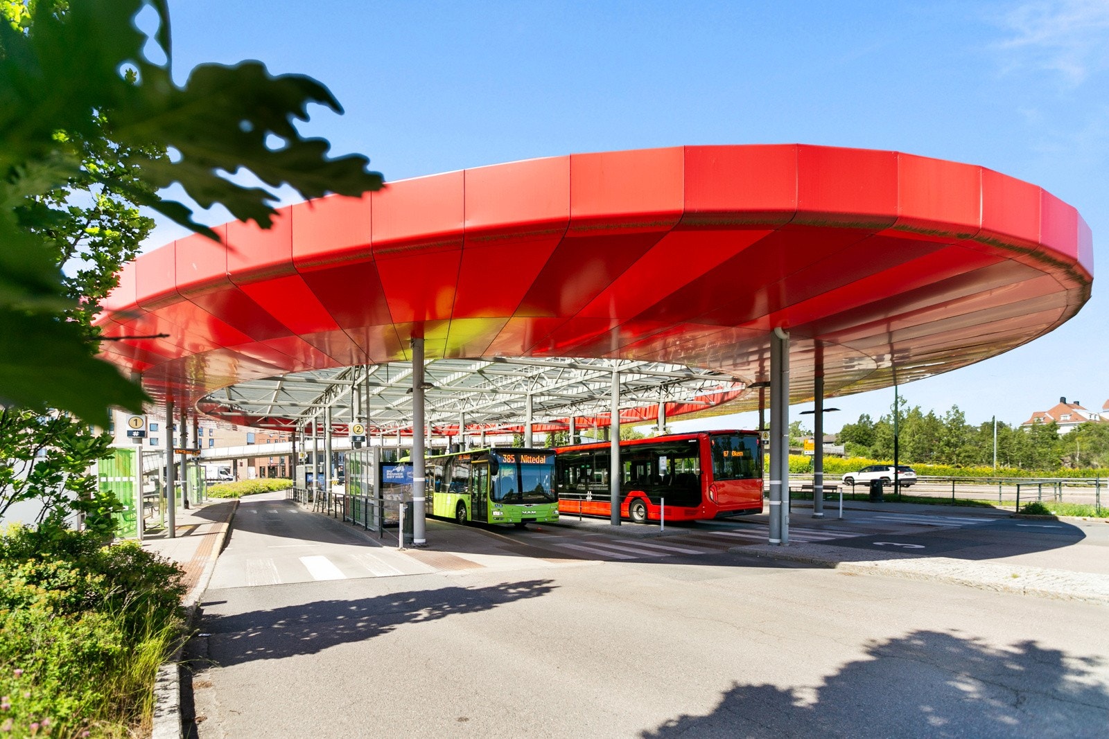 Lørenskog Sentrum bussterminal ligger ca. 500 meter fra leiligheten. Her finner du enda flere og hyppigere avganger mot Oslo Bussterminal, Helsfyr, Økern og Lillestrøm. Ekspressavganger i rushtiden. Galleribilde