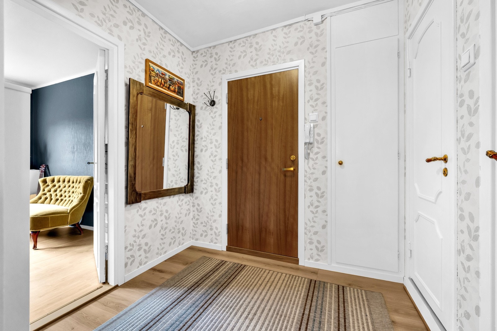 Velkommen inn! Koselig entré som gir et godt førsteinntrykk av boligen. Galleribilde