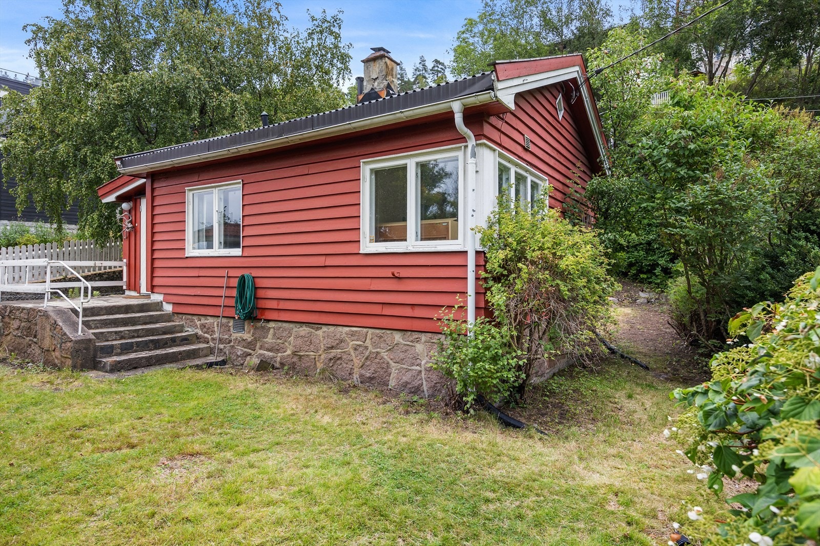 I dag står det ett lite småhus på tomten. Det er godkjent rivningstillatelse fra Oslo kommune for å rive huset og en tilhørende utebod som står på tomten. Galleribilde