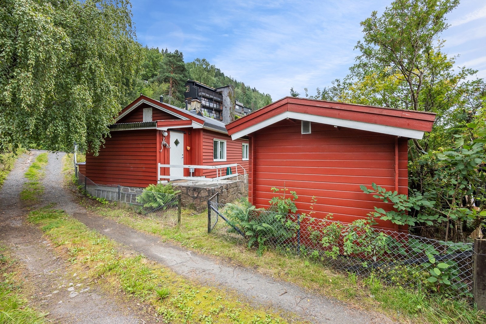 Naboen har veirett over eiendommen. Fra denne veien skal det anlegges avkjørsel til huset, med nedkjøring til en integrert garasje. Galleribilde