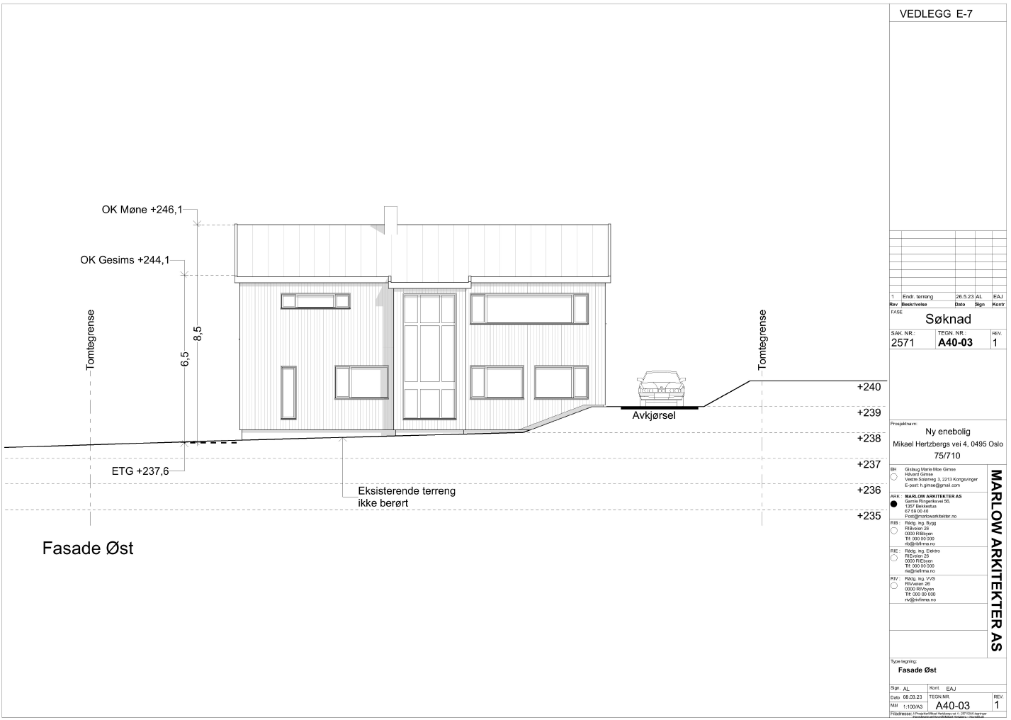 Tegninger av fasaden fra østsiden viser at innkjørselen vil ligge på nordsiden av huset, mens garasjen vil være plassert på baksiden, altså på vestsiden. Galleribilde
