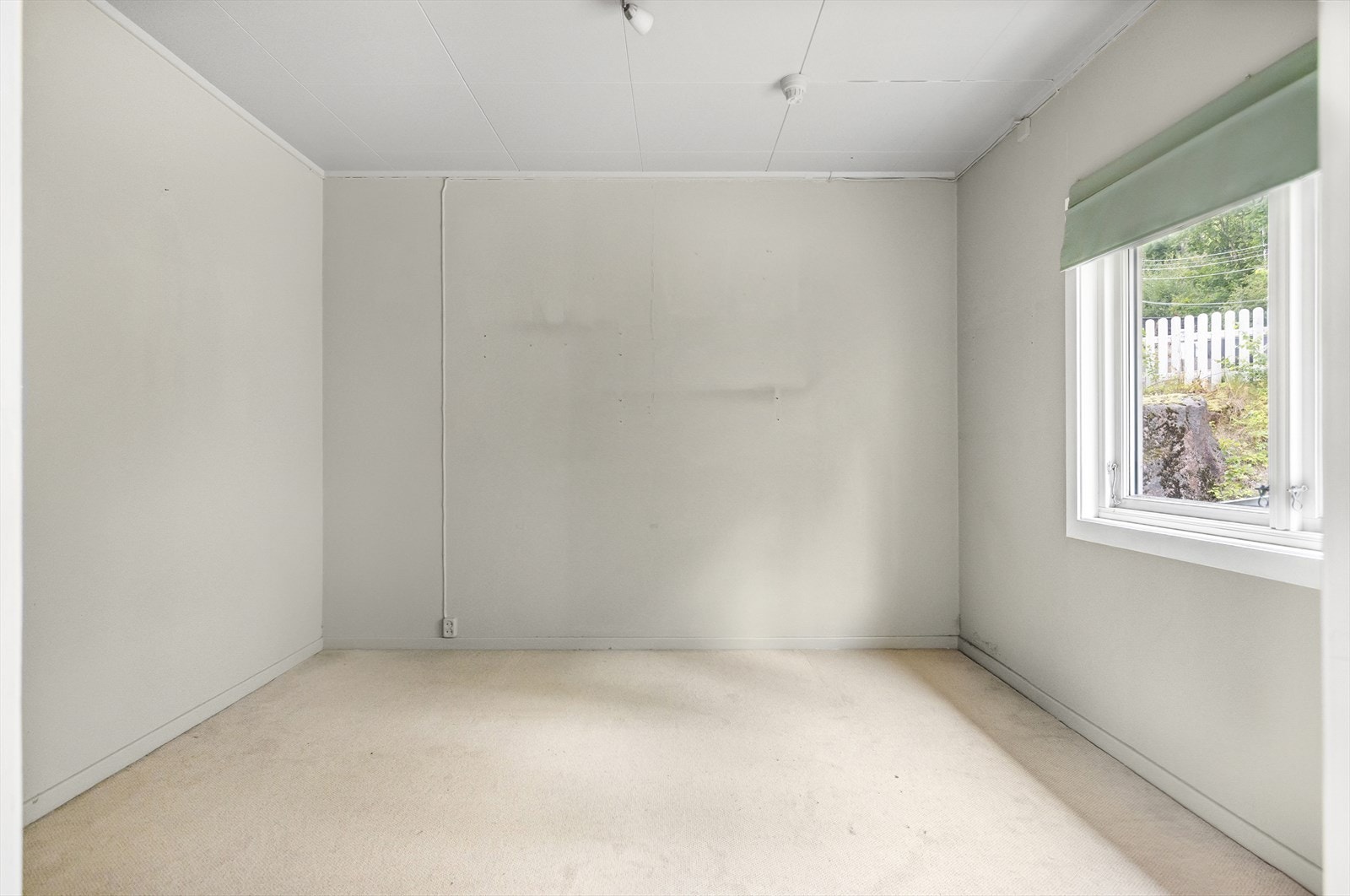 Det er plass til dobbeltseng og garderobeskap. Galleribilde