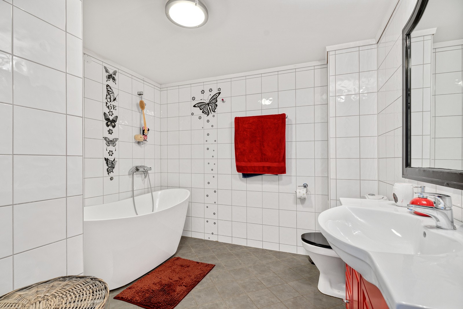 Romslig bad med nedfelt servant, toalett og badekar. Galleribilde