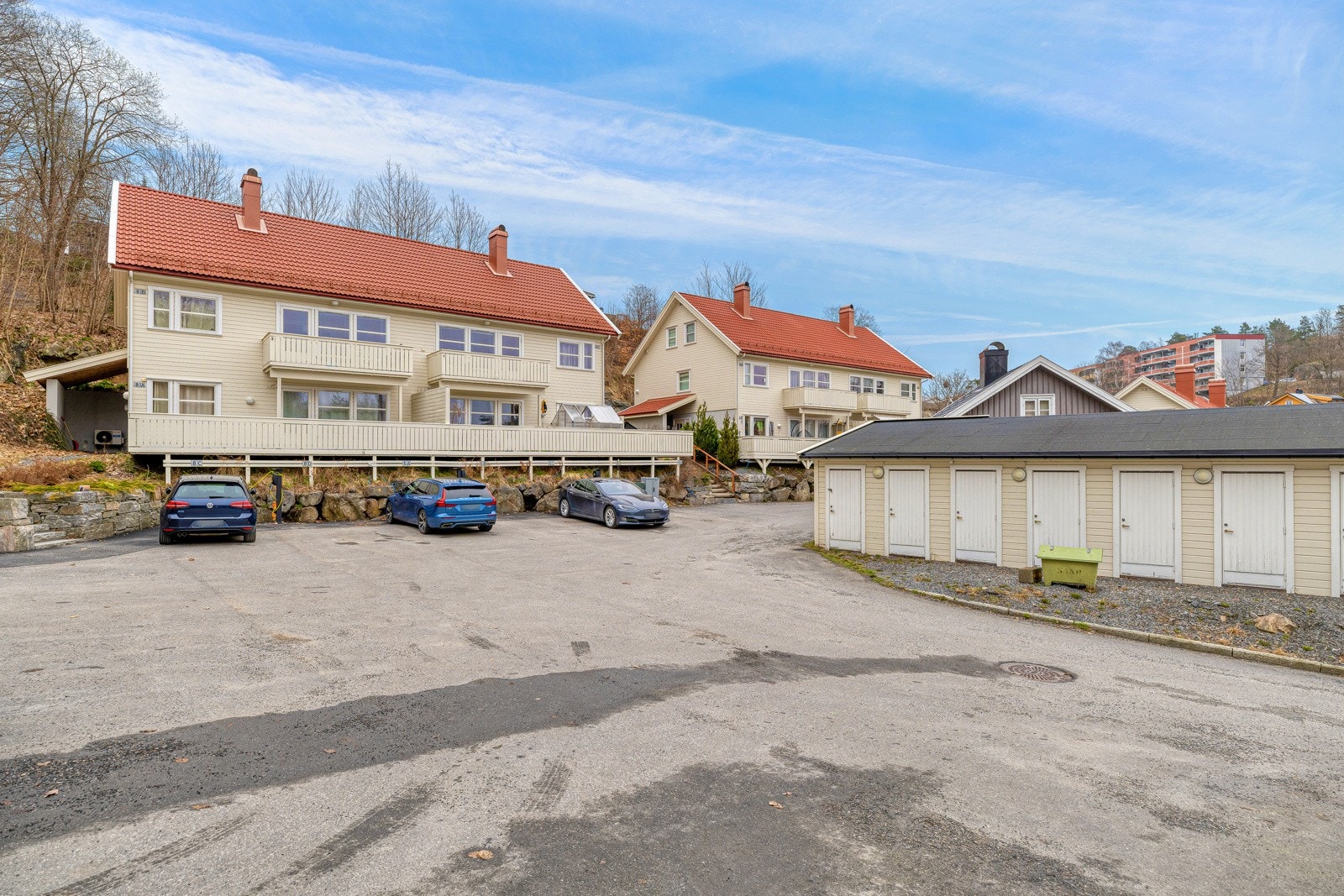 Egen biloppstillingsplass, gjesteparkering og utebod. Galleribilde