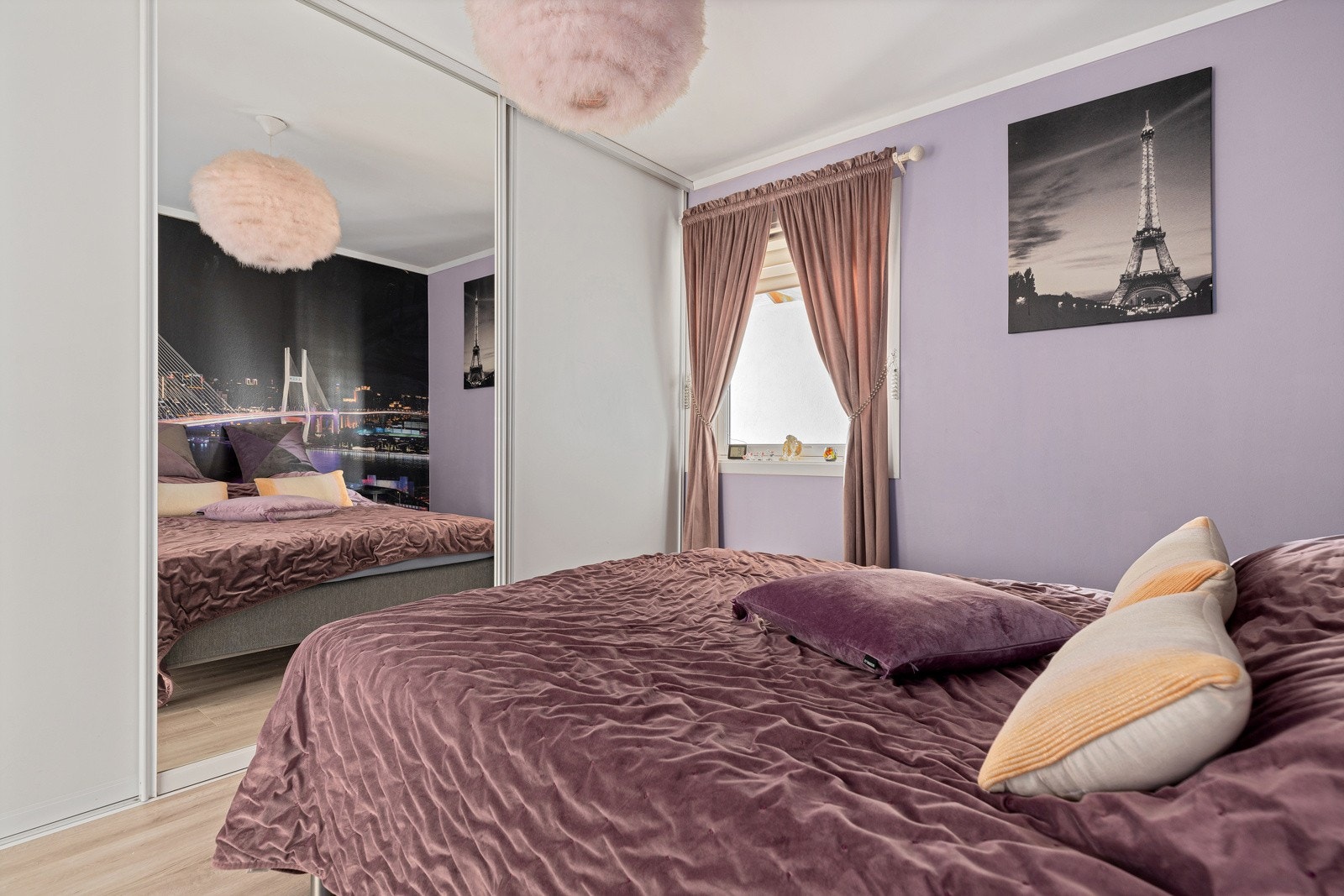 Hovedsoverom med skyvedørsgarderobe Galleribilde