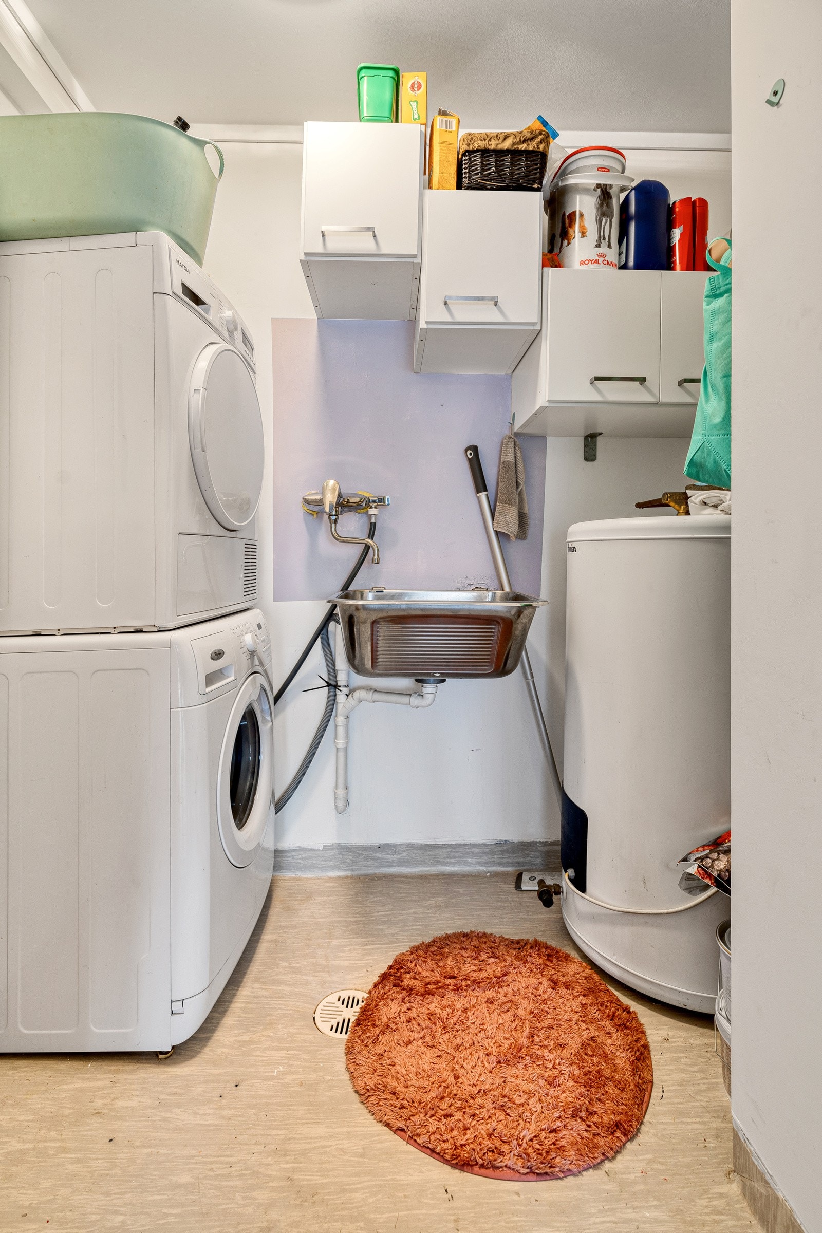 Vaskerom | Veggene har malte plater, taket er malt og gulvet har vinylbelegg. | Rommet har opplegg for vaskemaskin, varmtvannsbereder og utslagsvask. Galleribilde