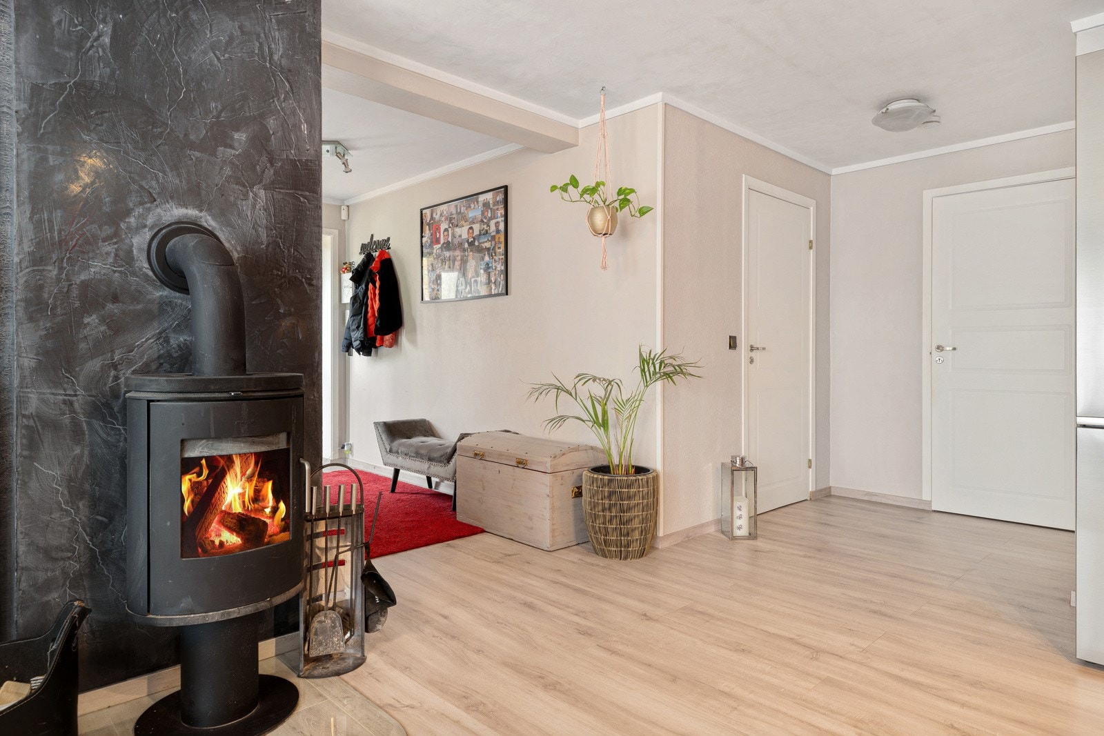 Boligen har elementpipe og vedovn i stue. Galleribilde