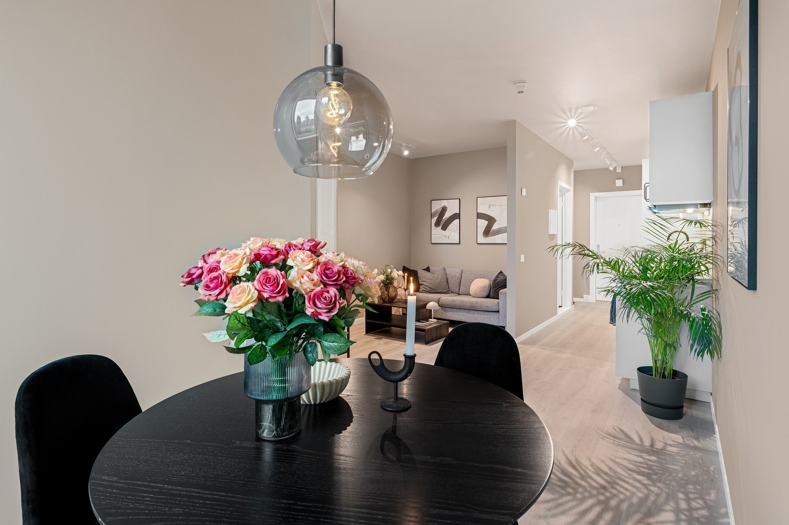 God oppvarming gjennom fjernvarme som er inkludert i de månedlige felleskostnadene. Galleribilde