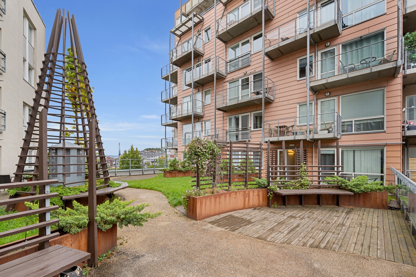 Pent opparbeidet fellesareal med sittegrupper for sosiale sammenkomster. Galleribilde