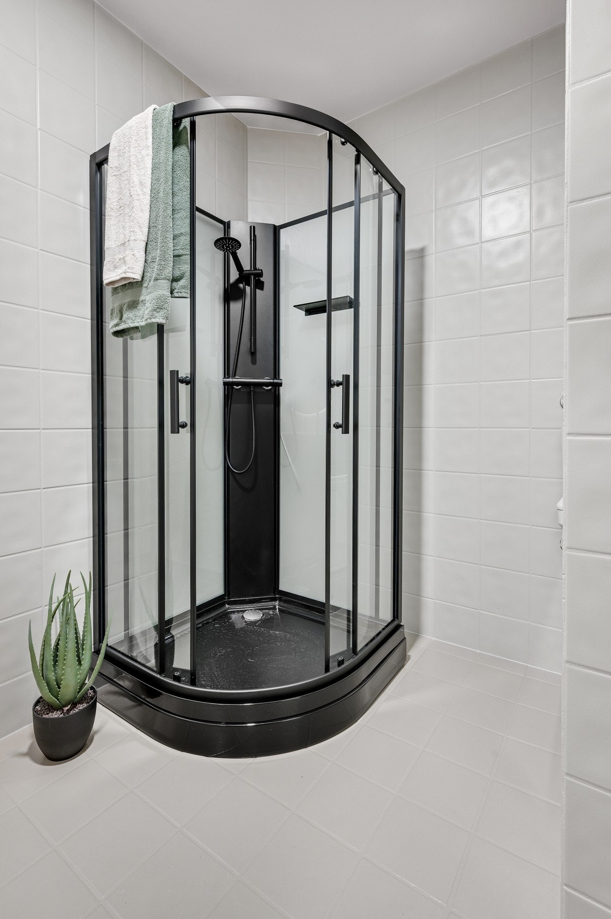 Baderomsinnredningen er fra 2024. Opplegg for vaskemaskin. Galleribilde