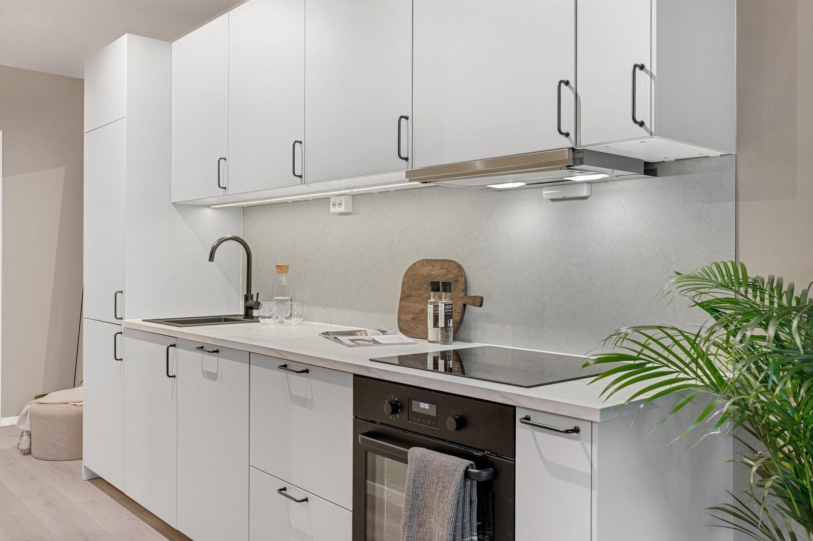 Rikelig med skap- og benkeplass. Galleribilde