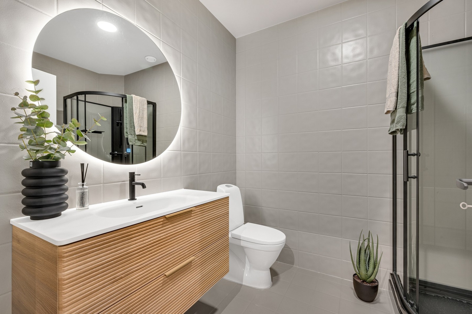 Lekkert flislagt bad med moderne fargevalg. Galleribilde