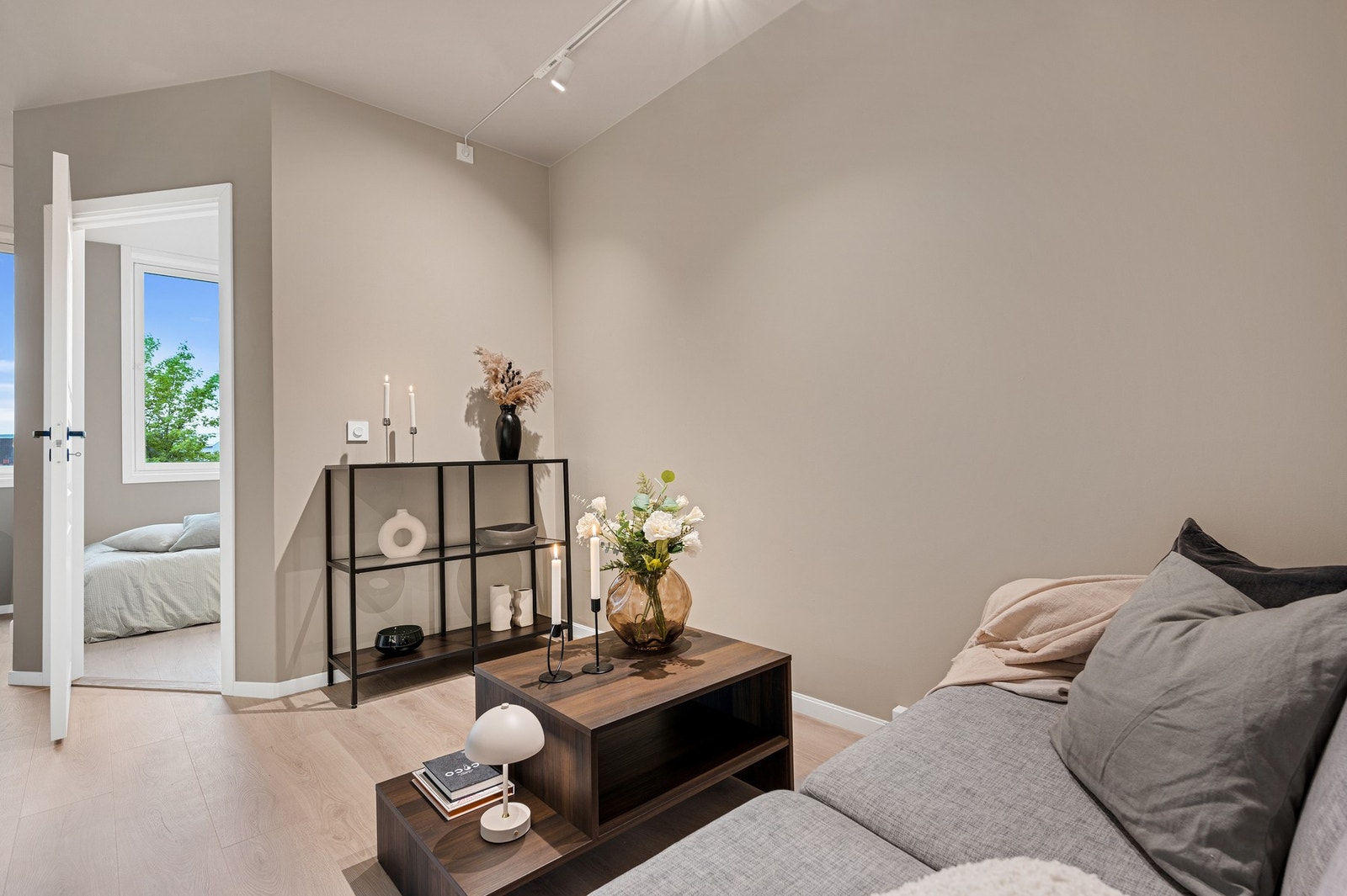 Delikat og moderne fargevalg gjennom hele leiligheten. Galleribilde