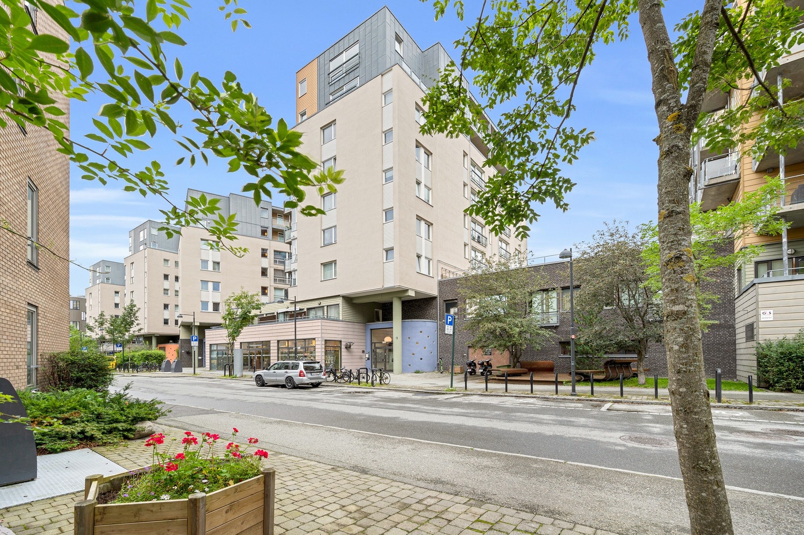 Nærhet til "alt" med sentral beliggenhet på Solsiden. Kort vei til metrobusstopp og togstasjon. Galleribilde