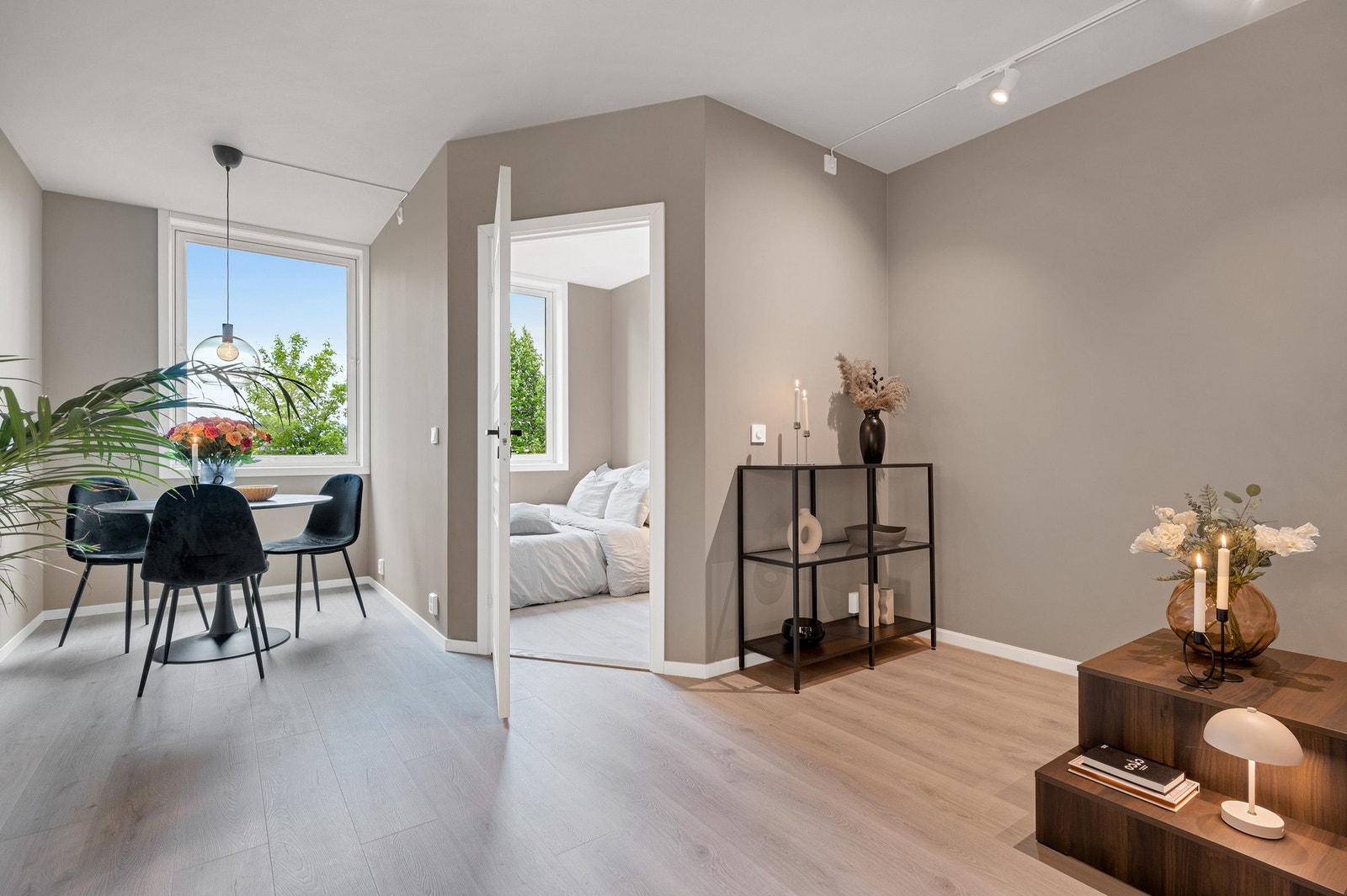 Særdeles lekker 2-roms selveier i 2. etasje med attraktiv beliggenhet på Solsiden. Galleribilde