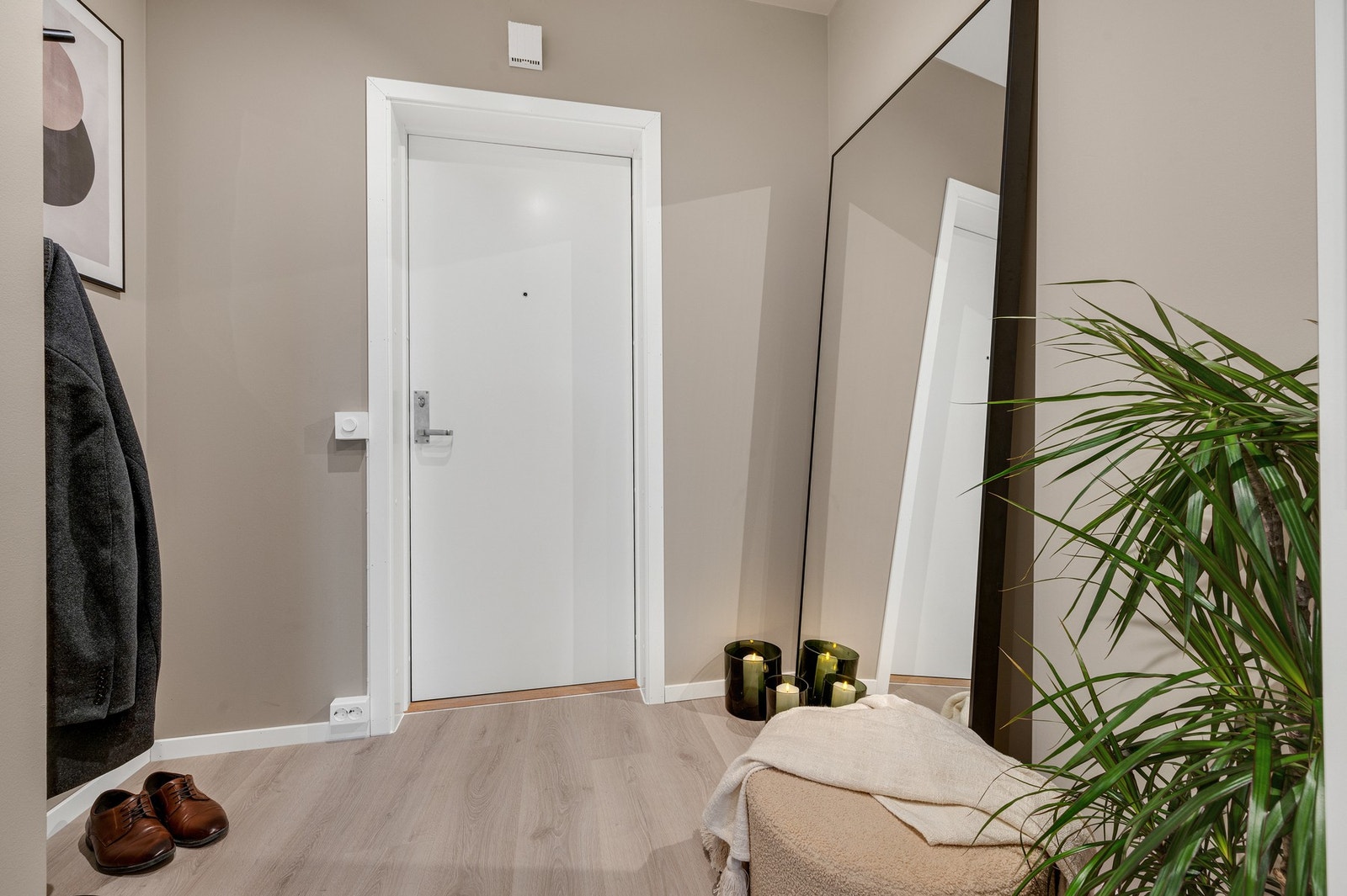 Innbydende entré med plass til garderobeskap. Galleribilde