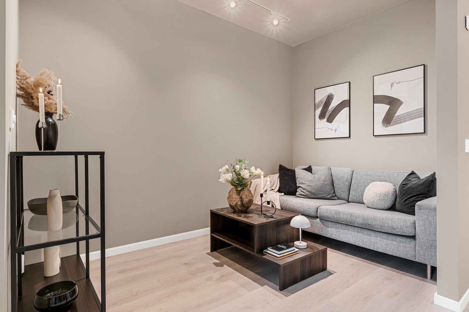 God plass til sofagruppe og spisebord i stuen. Galleribilde