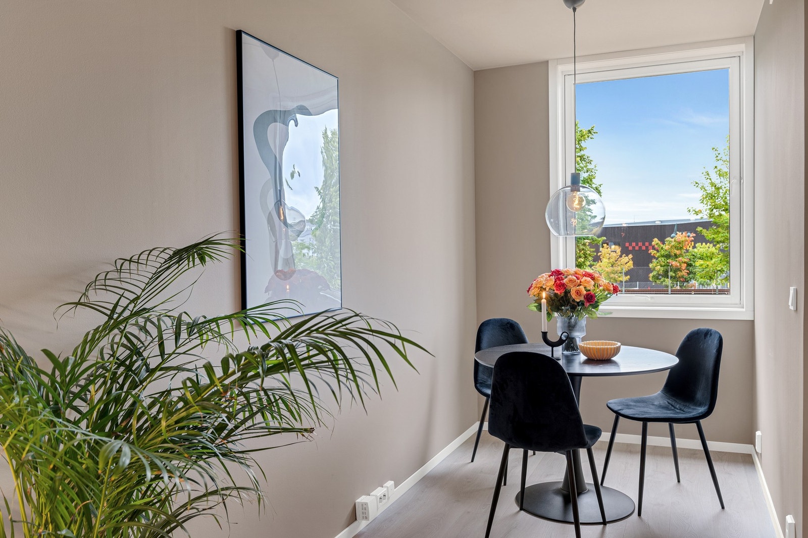 Lekre detaljer med listefrie overganger mellom vegger og tak. Galleribilde