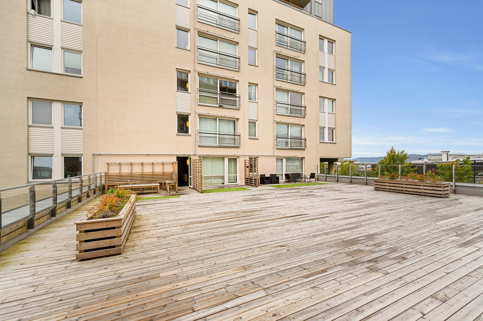 Felles takterrasse på begge sider av bygget. Galleribilde