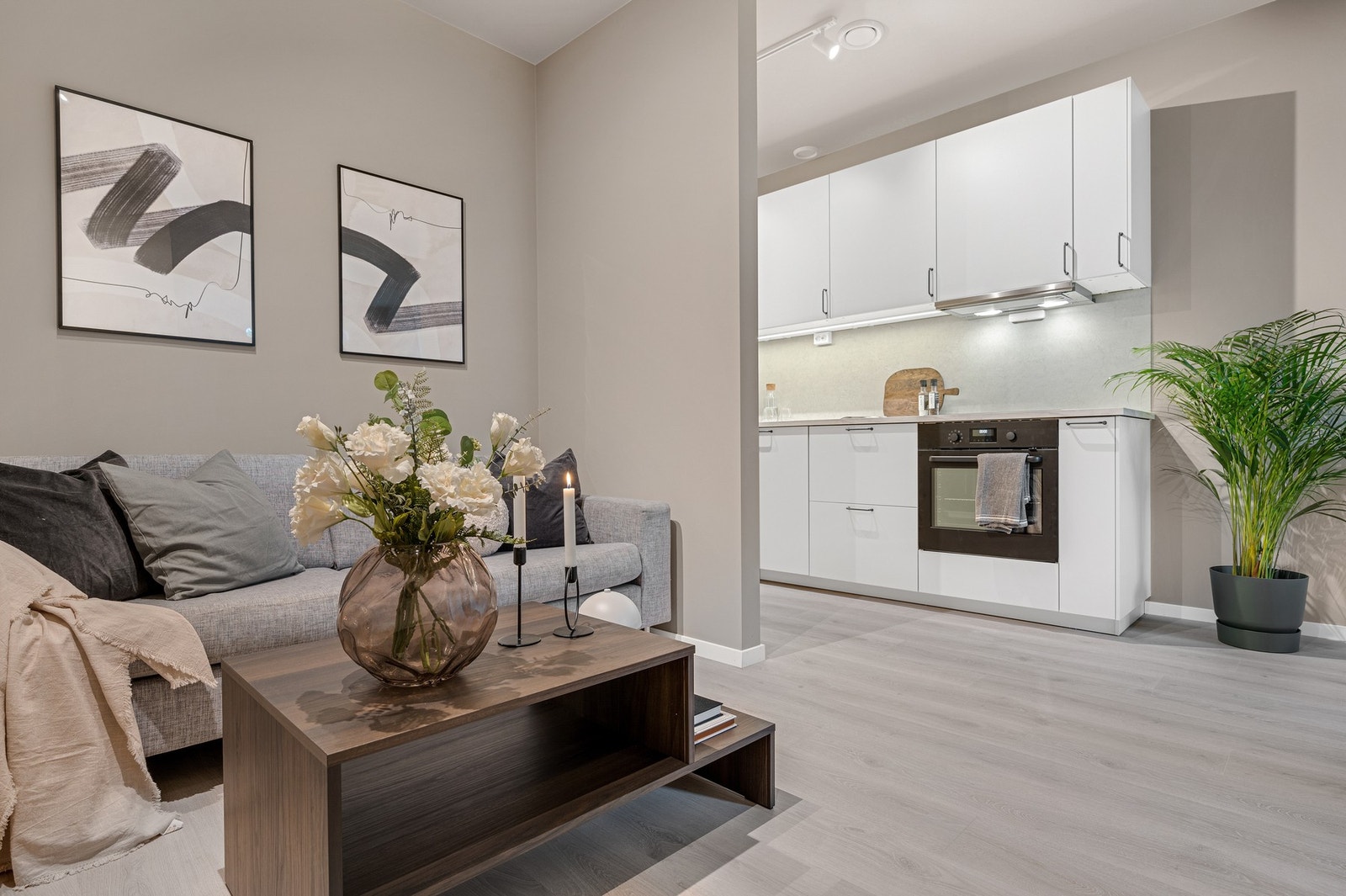 Lekkert og moderne kjøkken fra 2024 med integrert platetopp, stekeovn, kjøl/fryseskap og oppvaskmaskin. Galleribilde