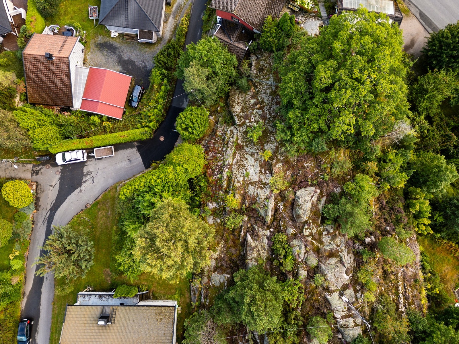 Nydelige skogs- og turområder, samt Tunevannet med fiske- og bademuligheter i nærheten. Galleribilde