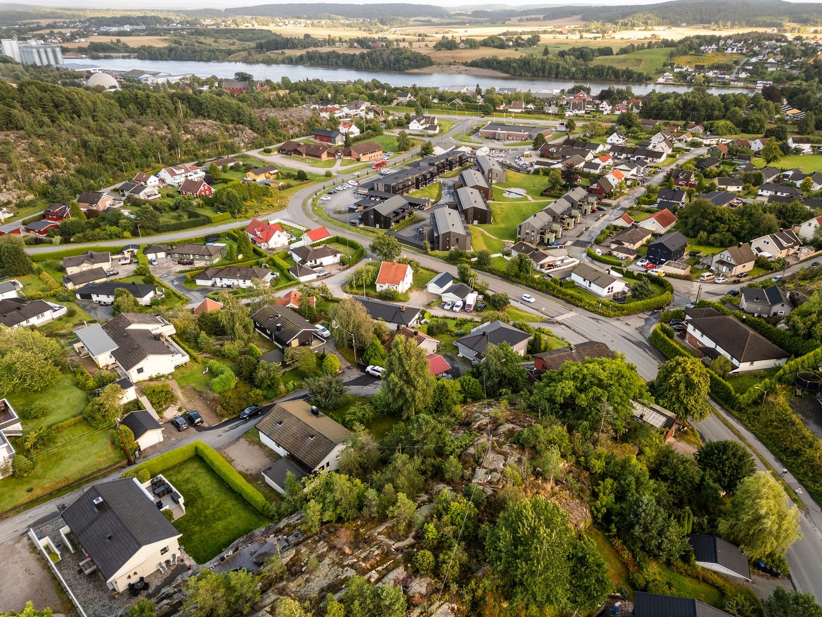 Rolige og barnevennlige omgivelser med alt av fasiliteter du måtte trenge innenfor kort avstand. Galleribilde
