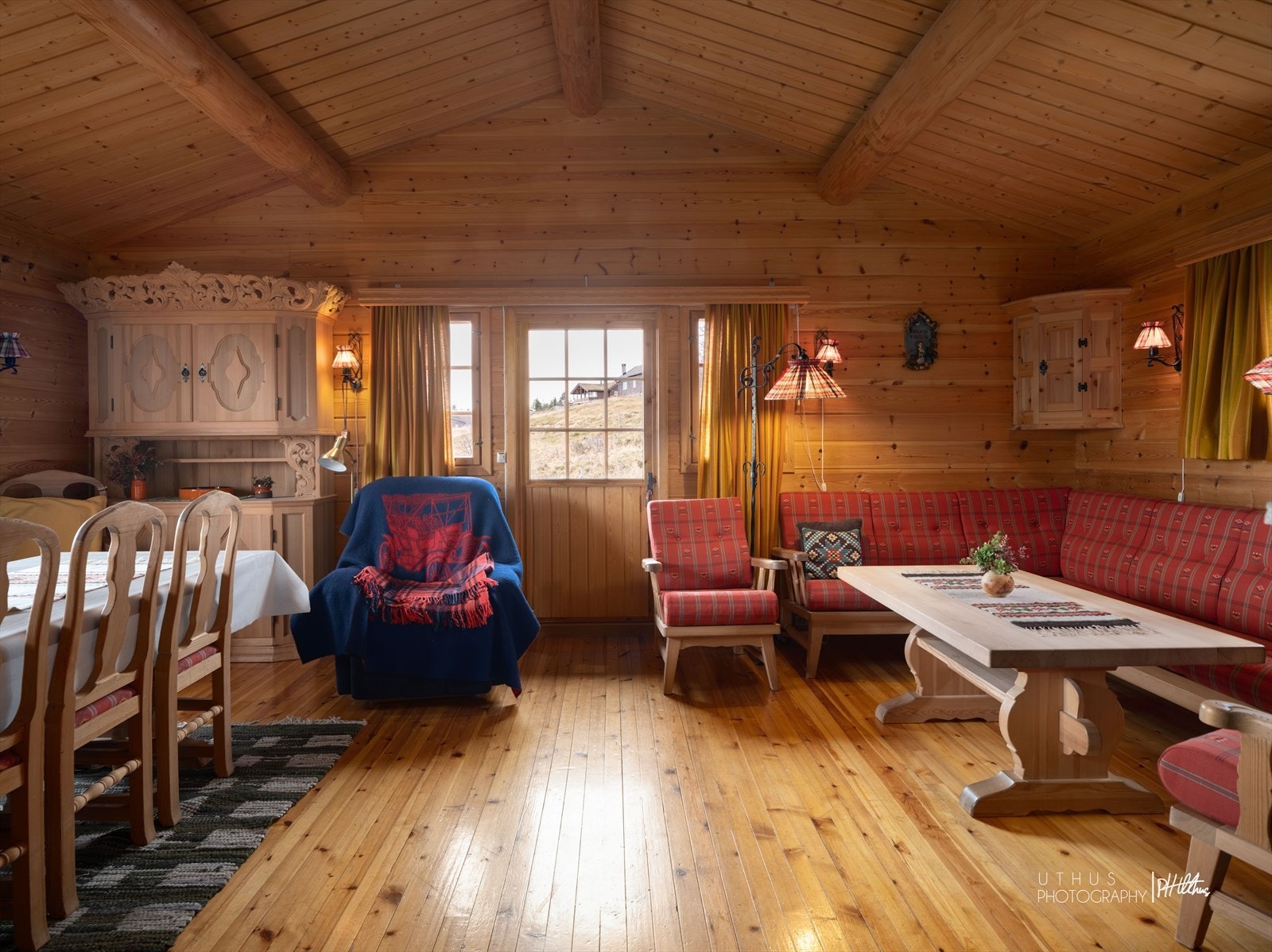 Stua er svært trivelig med god takhøyde og synlige åser. Galleribilde