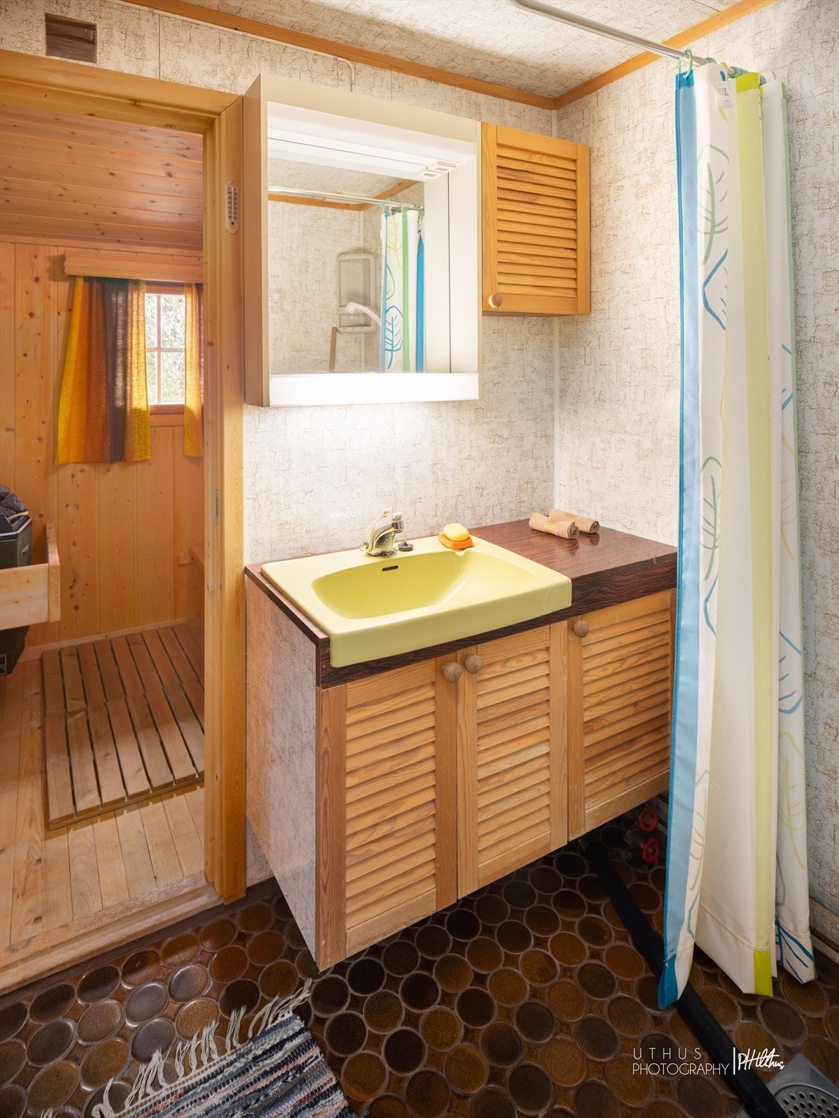 Badet er innredet med servantskap samt overskap og speil med overlys. Her er det også installert servant og dusj. Flislagt gulv med termostatstyrt gulvvarme. Galleribilde