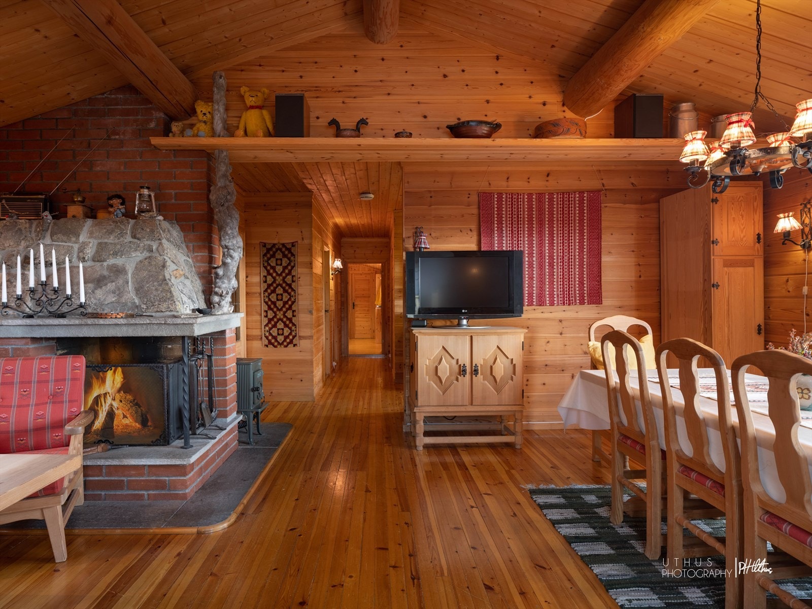 Flott åpen peis bygget av teglstein og naturstein. Galleribilde