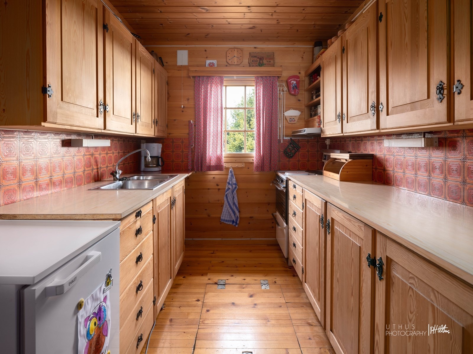 Kjøkkenet ligger vegg i vegg med stuen adskilt med åpen løsning fra gangen. Galleribilde